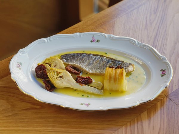 Command attention: selecting the ideal red lipstick for lasting impressions in business meetings